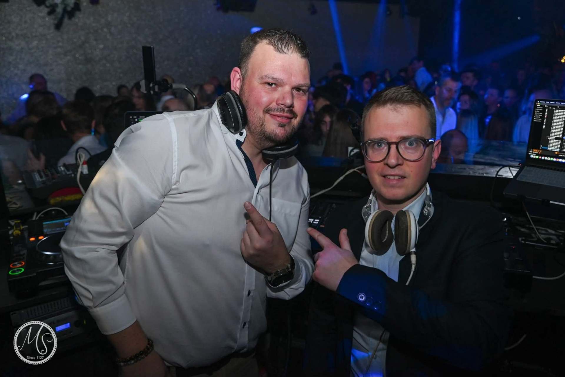 Le duo Beljon's Project devant une foule en soirée