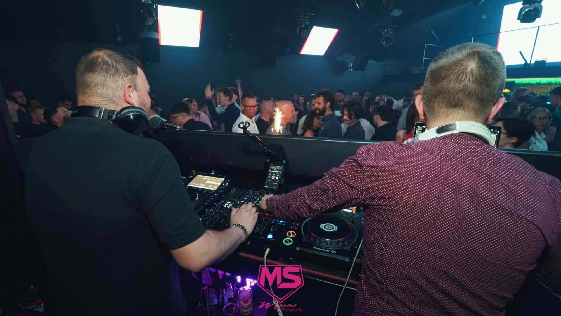 Le duo Beljon's Project mixant face à la piste bondée
