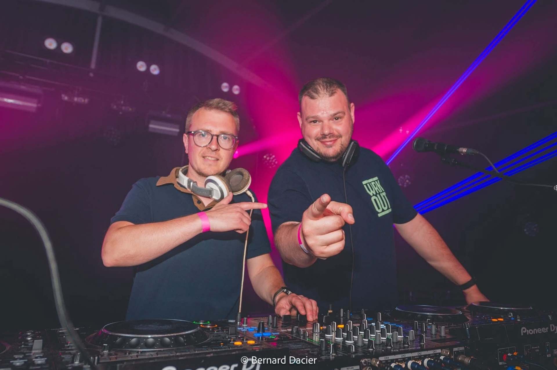 Le duo Beljon's Project aux platines sous les lasers en club