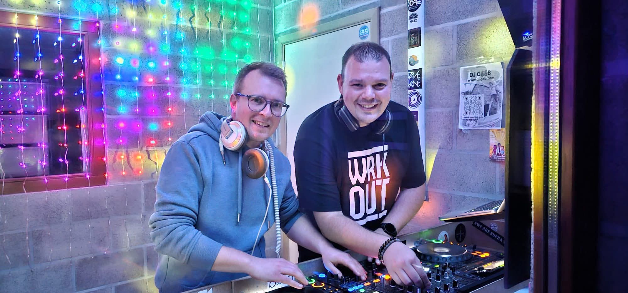 Le duo Beljon's Project sous des lumières colorées